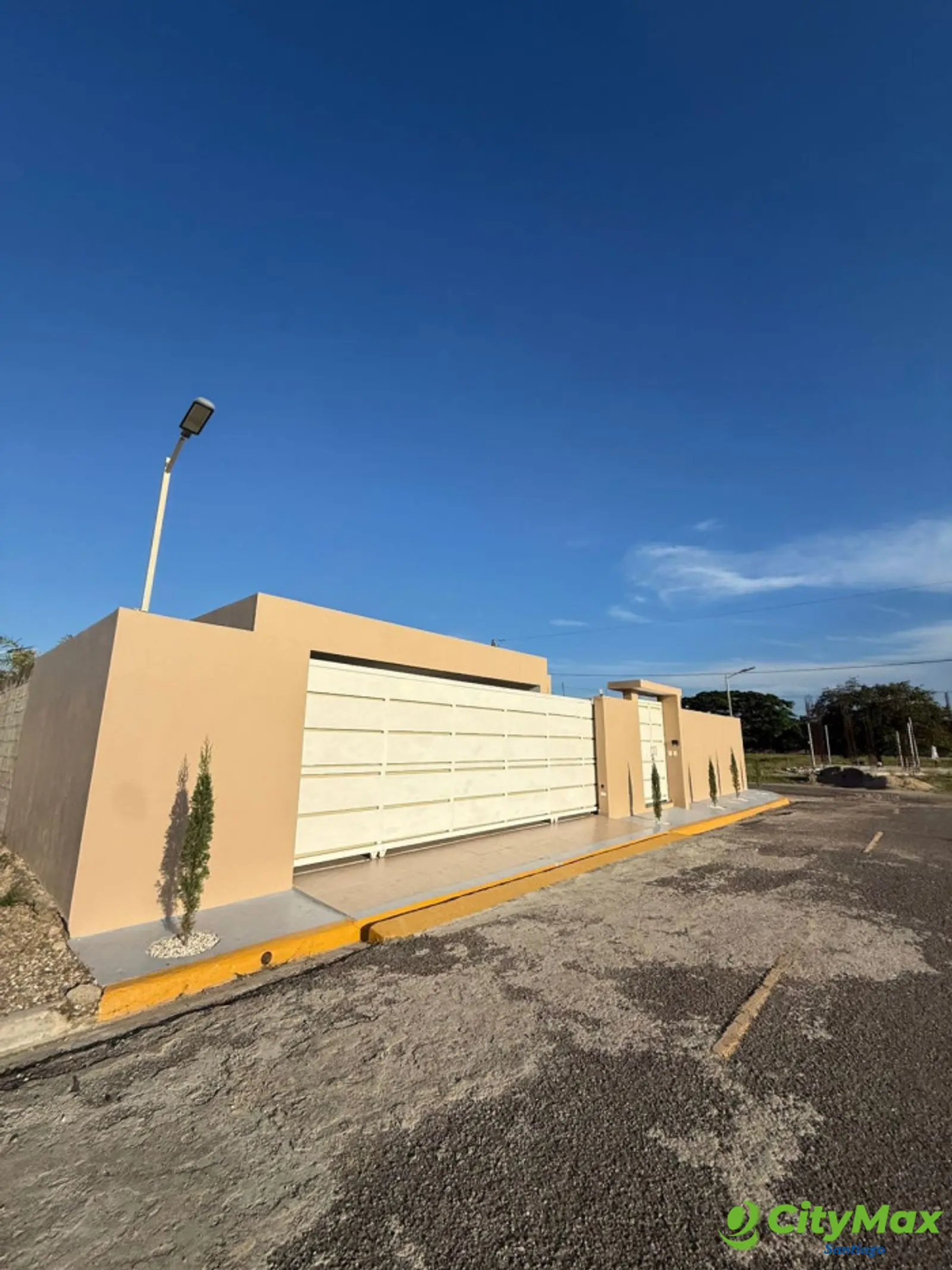 VENTA DE CASA CON PATIO Y PICUZZI EN SANTIAGO - foto 1