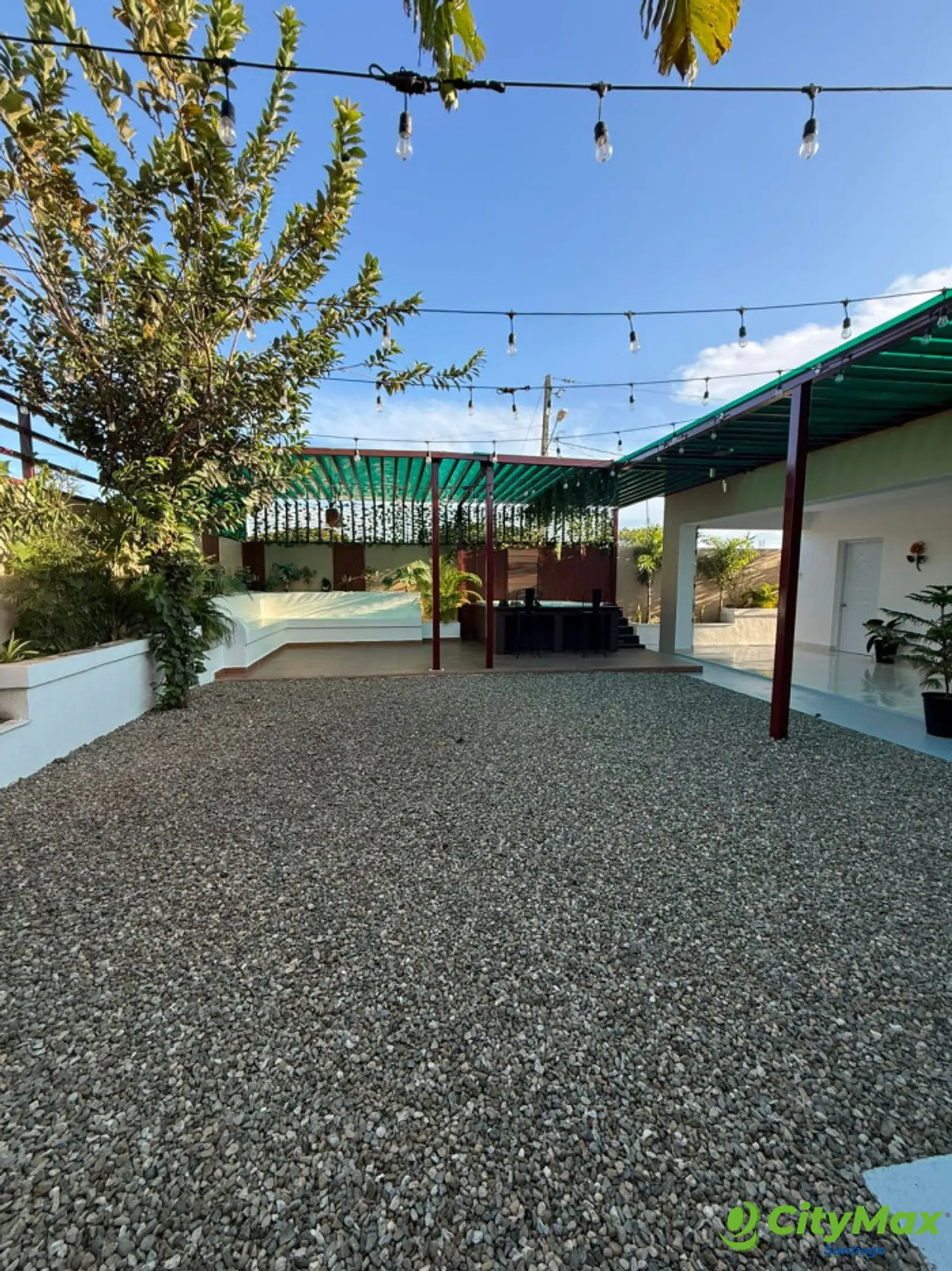 VENTA DE CASA CON PATIO Y PICUZZI EN SANTIAGO - foto 5