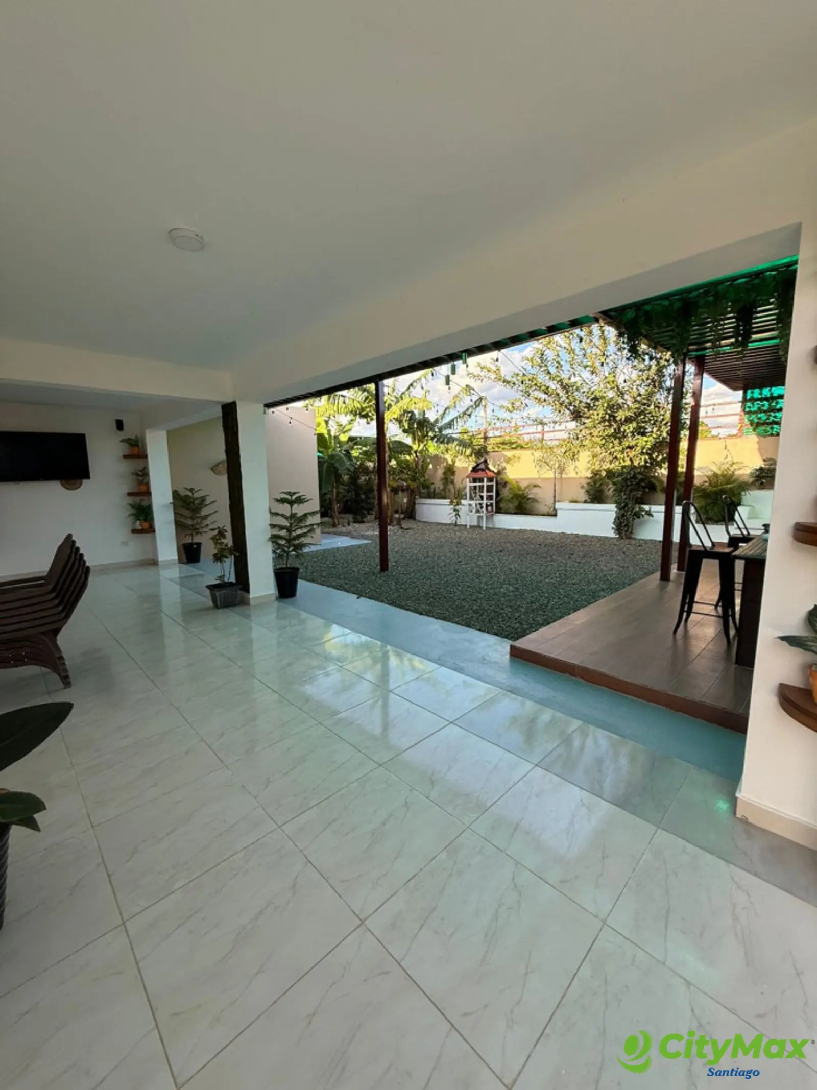 VENTA DE CASA CON PATIO Y PICUZZI EN SANTIAGO - foto 6
